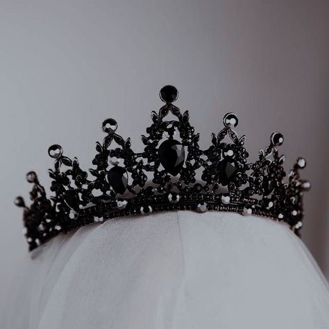 Black Tiaras And Crowns, Dark Wedding Crown, Wedding Crown Black, Crown Aesthetic Queens Dark, Black Quince Crown, Black Crown Aesthetic, Coronas Aesthetic, Black And Silver Crown, Black Wedding Crown