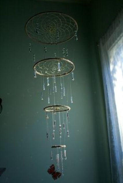 Rain Chimes, Dreamcatcher Ideas, Diy Dream Catcher Tutorial, Dream Catcher Patterns, Dream Catcher Mobile, Dream Catcher Art, Indian Arts And Crafts, Wheel Decor, Diy Wind Chimes