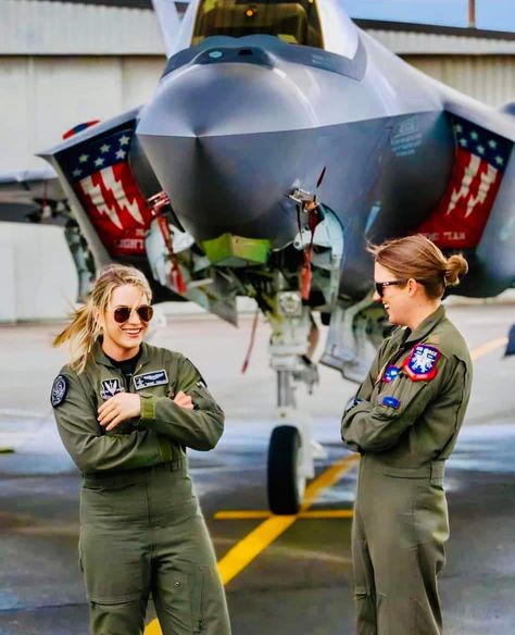 Female Air Force Pilot, Air Force Pilot Woman Aesthetic, Air Force Photography, Airmen Air Force, U.s. Air Force Women, Air Force Lifestyle, Royal Air Force Aesthetic, Air Force Military Women, Air Force Pilot Aesthetic