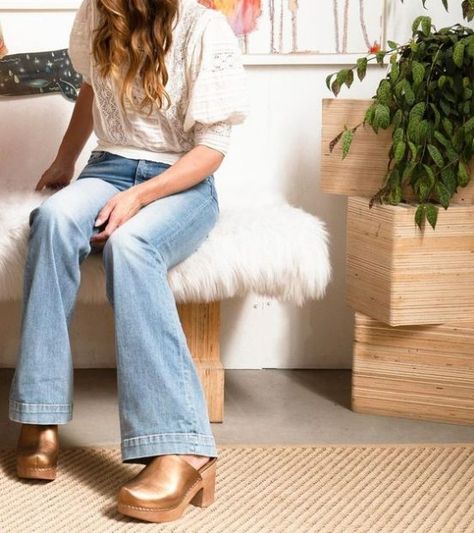 Bootcut Jeans 2023, Subbing Outfits, Platform Clogs Outfit, How To Style Clogs, Clog Outfit, Clogs Outfits, Platform Clogs Shoes, Styling Clothes, Dress Styling