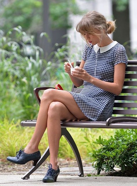 Taylor Swift Summer, Taylor Swift Biography, Hot Country Songs, Taylor Swift Photos, Taylor Swift Legs, Taylor Swift Street Style, Taylor Swift Web, Park In New York, Swift Photo