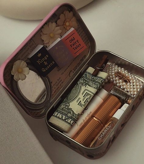 DIY Mint Tin Crafts: Upcycle Your Tins with These Fun Projects Tin Wallet, Mint Tin Crafts, Tin Crafts, Altoids Tins, Mint Tins, Fun Easy Crafts, Essential Bag, Money Clip Wallet, Cute Crafts