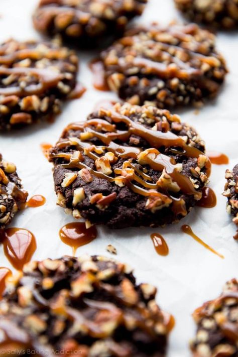 Chocolate Turtle Cookies - like your favorite turtle chocolate candies in cookie form! Recipe at sallysbakingaddiction.com Chocolate Turtle Cookies, Turtle Cookies Recipe, Holiday Baking Cookies, Chocolate Turtle, Chocolate Crumbs, Salted Caramel Cookies, Turtle Cookies, Chocolate Turtles, Chocolate Cookie Dough