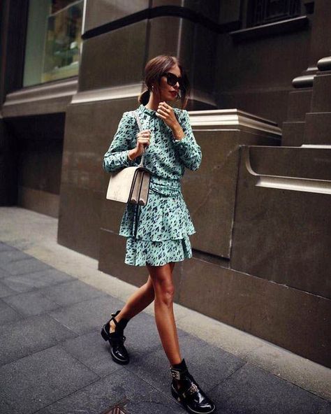 Long Sleeve Dress / Street style fashion / #dress #fashion #womensfashion #streetstyle #ootd #style / Pinterest: @fromluxewithlove Short Dresses Casual Classy, Urban Fashion Women Street Styles, Dresses Casual Classy, Mint Green Outfits, Dresses For Fall, Spring Months, Urban Dresses, Long Sleeve Dresses, Autumn Street Style