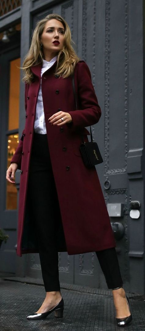 Bordeaux Maxi Coat. Wine Shoes Outfit, Trendy Holiday Outfits, Burgundy Coat, Mary Orton, Working Girls, Coat Outfit, Pants White, Red Lip, Coat Outfits