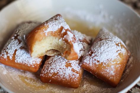 Tiana’s New Orleans Beignets Recipe from The Princess and The Frog – FOOD is Four Letter Word Princess And The Frog Dessert, Recipe For Beignets, Frog Dessert, New Orleans Beignets Recipe, Treat Table Ideas, New Orleans Beignets, Frog Wedding, Frog Food, Disney Movie Night Dinner