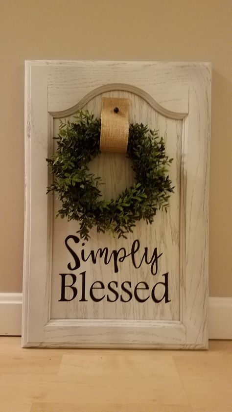 DIY Cabinet Creations! Make beautiful signs out of old cabinet doors. Cabinet Doors Diy Projects, Cabinet Doors Repurposed Diy, Cabinet Door Crafts, Cabinet Door Ideas, Door Diy Projects, Old Wood Projects, Cabinet Doors Repurposed, Recycled Door, Diy Cabinet Doors