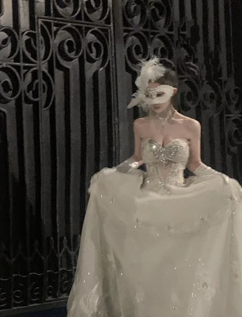 White dress aesthetic girl with mask Masked Ball Outfit, Masquerade Ball Aesthetic, Masquerade Ball Outfit, Masquerade Aesthetic, Masquerade Outfit Ideas, Masquerade Ball Outfits, Masquerade Ball Dresses, Masquerade Ball Gowns, Masquerade Dress