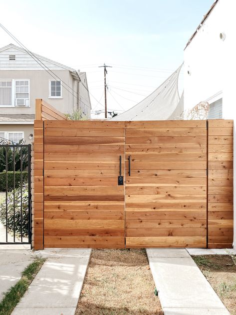 Diy Outdoor Gate, Fence Design Wood, Front Fence Design, Wood Gate Door, Fence Design Philippines, Modern Wood Gate, Kitchen House Design, Backyard Gate, Modern Wood Fence