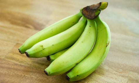 4 ways to use green bananas that won't ripen.  Don't throw away those stubborn green bananas, they may be healthier for you. Here are four things to do with bananas that just won't turn. Resistant Starch Foods, Best Probiotic Foods, Starch Foods, Prebiotic Foods, Good Gut Bacteria, Raw Banana, Green Eating, Best Probiotic, Probiotic Foods