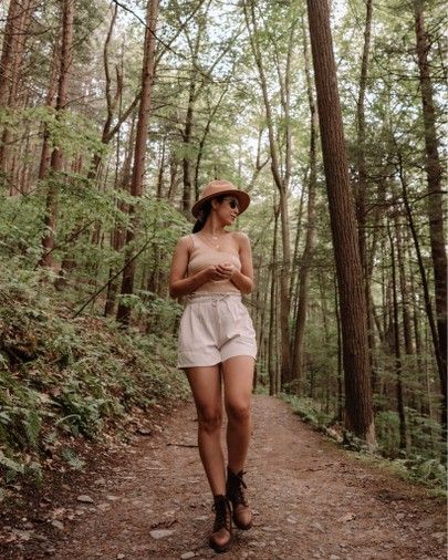 Aesthetic Hiking Outfit Summer, Hicking Outfits Aesthetic, Cute Outdoor Outfit Summer, Jungle Hiking Outfit, Feminine Hiking Outfit, Hicking Outfits Summer, Brown Boots Outfit Summer, Hiking Boots Outfit Summer, Trek Outfit Women