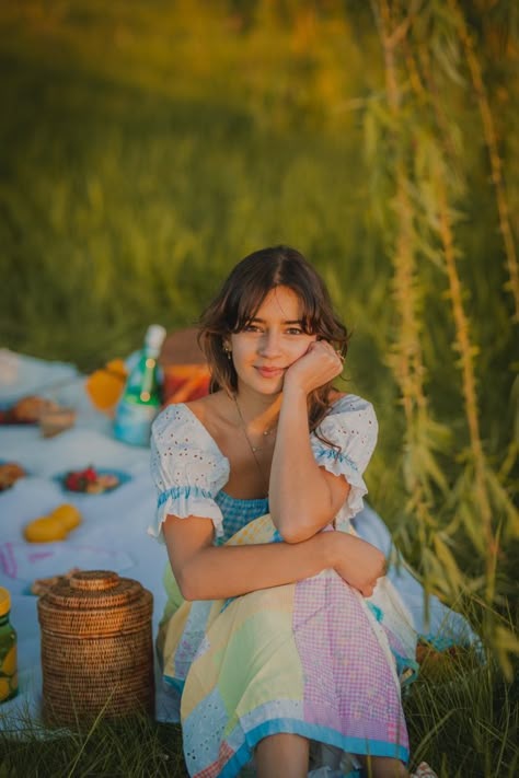 Film Picnic Photoshoot, Picnic Portrait Photography, Cottage Core Picnic Aesthetic, Outdoor Picnic Photoshoot Ideas, Cake Picnic Photoshoot, Picnic Shoot Photo Ideas, Picnic Shoot Ideas, Picnic Poses Photo Ideas, Vintage Picnic Photoshoot