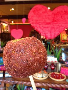 Artelexia: Manzanas de Tamarindo Quince Decorations Ideas, Mexican Party Food, Mexican Theme Party Decorations, Appetizer Buffet, Candy Apple Recipe, Mexican Treats, Gourmet Apples, Pear Dessert, Fresh Snacks