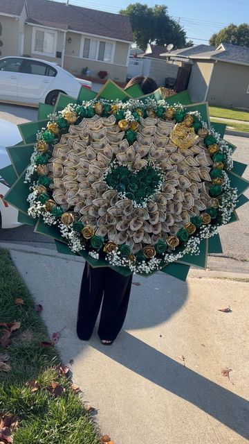 Money bouquet🤑&floral supplies🤎 on Instagram: "Emerald green and gold for a quince 👑 100, $10 bills = $1,000 💸 inside this bouquet 😩🔥 #moneybouquet #moneybouquetbyluxurybouquetss #luxurybouquetss" Green Roses Bouquet Aesthetic, Money Bouquet Quince, Emerald Green Quinceanera Bouquet, Quince Money Bouquet, Emerald Green Gold Quinceanera Theme, Green Cake Quince, Green Money Bouquet, Emerald Green Quinceanera Venue Decor, Emerald Green Quince Bouquet