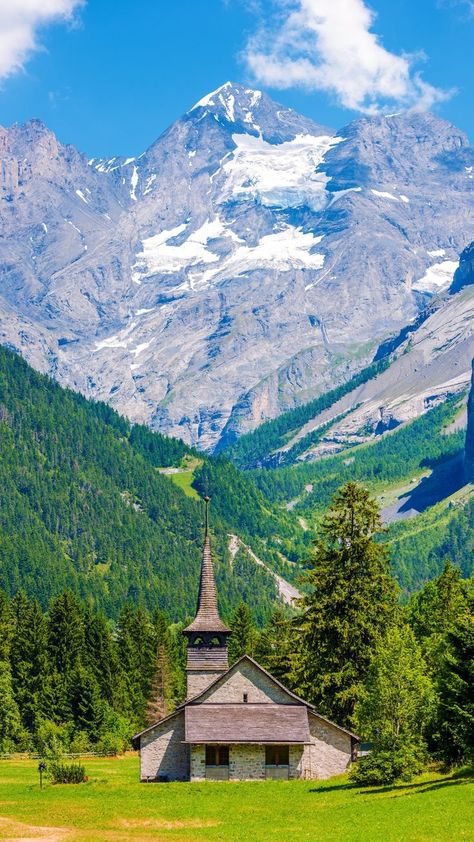 🏔️ Esplora la bellezza mozzafiato della Svizzera! Scopri le Alpi, i laghi cristallini e i pittoreschi villaggi. Gusta il cioccolato svizzero e vivi l'avventura in mezzo alla natura. #Svizzera #ViaggioSvizzera #AlpiSvizzere #CioccolatoSvizzero #TravelGoals 📸🗺️ Switzerland Photography, Switzerland Vacation, Nature Destinations, Places In Switzerland, Visit Switzerland, Stunning Nature, Interlaken, Travel Photography Inspiration, Switzerland Travel