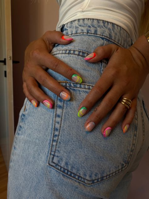 Funky Short Nails, Short Funky Nails, Groovy Nail Art, Groovy Nails, Minimal Nails Art, Beauty In Art, Minimalist Nail Art, Summery Nails, Minimal Nails