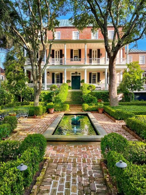 Charleston Sc Houses, Charleston Mansion, Charleston Homes Exterior, Charleston Summer, Charleston House, Gorgeous Homes, Southern Traditional, Charleston Homes, House And Garden