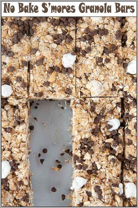 No bake s'mores granola bars are a delicious, portable take on s'mores that don't require a campfire to make. Just a few simple ingredients and 5 minutes of prep and you can have delicious homemade granola bars you and your kids will love! #recipe #smores #snack #granolabars S’more Granola Bars, Homemade Smores Granola Bars, Oreo Granola Bars, S’mores Granola Bars, Smores Granola Bars, Smores Granola, Protein Packed Foods, Diy Granola Bars, Homemade Smores