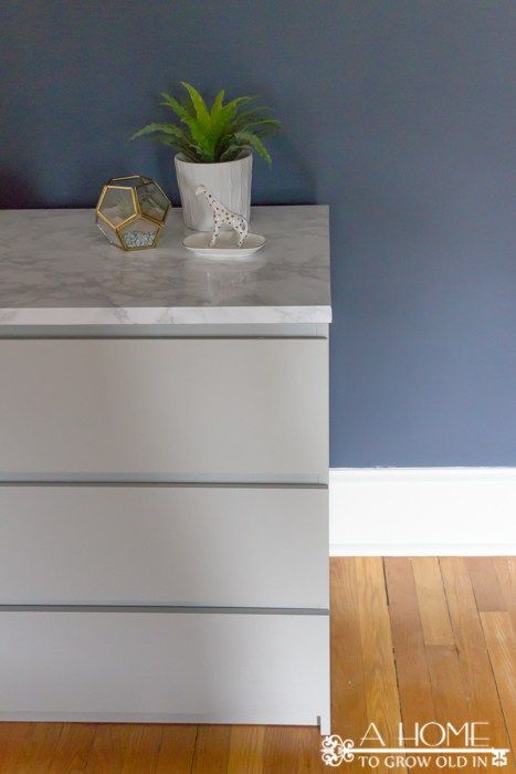 An easy Ikea hack to update your Malm dresser! Great tips on painting laminate furniture as well as how to apply a faux marble top. Check out the before and after pictures of this DIY project by @ahome2growoldin! http://www.rustoleum.com/product-catalog/consumer-brands/zinsser/primer-sealers/b-i-n-shellac-base-primer/ Bedroom Ikea Hacks, Painted Furniture Bedroom, Pvc Furniture Plans, Grey Painted Furniture, Bedroom Ikea, Minimalist Bedroom Furniture, Painting Ikea Furniture, Painting Laminate Furniture, Diy Luxury