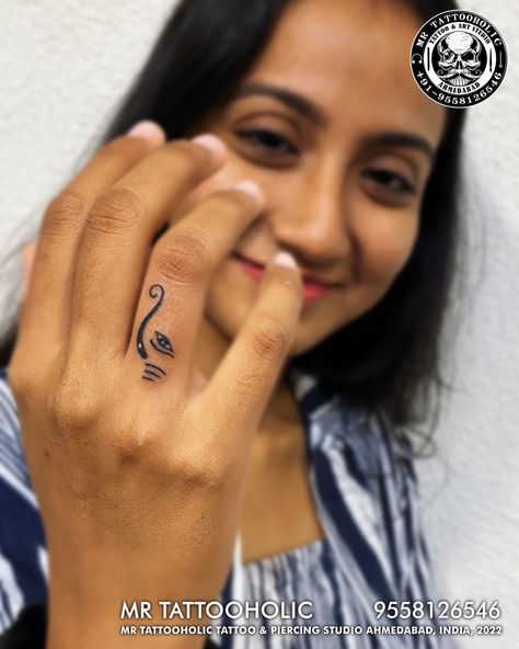 Ganesha Finger Tattoo, Tiny Ganesha Tattoo, Ganesh Small Tattoo, Minimalist Ganesha Tattoo, Ganesh Minimalist Tattoo, Ganesh Tatoos Design, Small Ganesha Tattoo, Jula Design, Ganesh Mehndi Designs