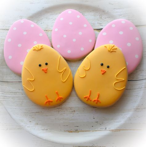 Egg Cookie Decorating, Easy Easter Sugar Cookie Decorating, Easter Biscuit Ideas, Sugar Cookies Easter Decorating Ideas, Homemade Easter Cookies, Easter Egg Cutout Cookies, Decorated Egg Cookies, Easter Cutout Cookies Decorating Ideas, Egg Royal Icing Cookies