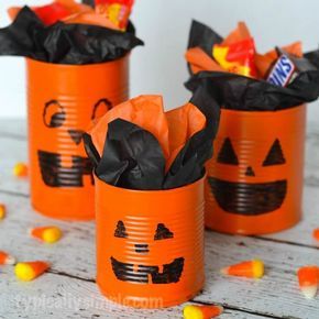 With just a few basic supplies, create these tin can pumpkins to use as cute treat holders or table centerpieces for Halloween! Halloween Party Centerpieces, Halloween Table Centerpieces, Bricolage Halloween, Table Halloween, Homemade Halloween Decorations, Halloween Arts And Crafts, Halloween Cans, Halloween Centerpiece, Halloween Crafts Decorations