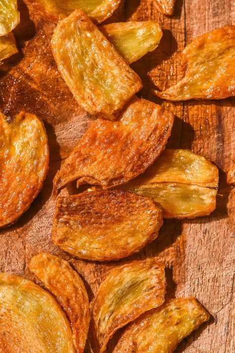 Low FODMAP garlic chips that use pickled garlic for deliciously crispy garlic chips and garlic infused oil as a bonus. Garlic Infused Oil, Garlic Chips, Crispy Garlic, Pickled Garlic, Infused Oil, Onion Dip, Low Fodmap Recipes, Food Intolerance, Fodmap Recipes