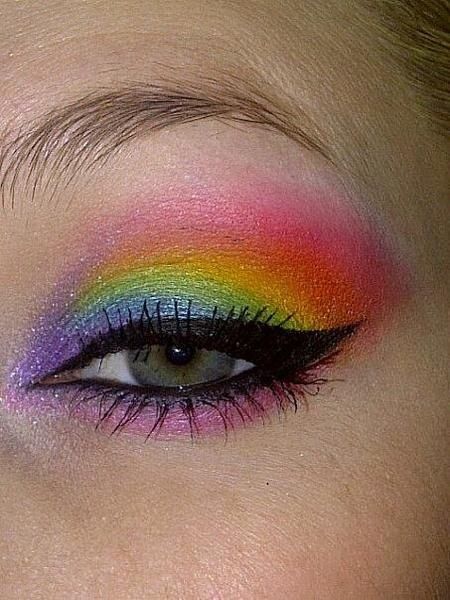 This rainbow eye makeup is sooo pretty! Bi Pride Makeup, Rainbow Eye Makeup, Rainbow Eyeshadow, Dark Eye Makeup, Rainbow Eyes, Pink Eye Makeup, Dramatic Eye Makeup, Pride Makeup, Halloween Eye Makeup