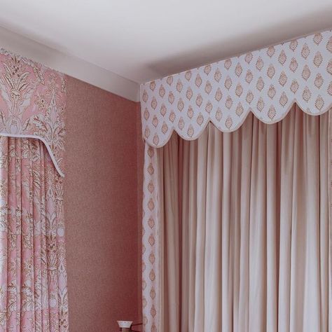 Tor Saer on Instagram: "It was a joy to work on this incredible country house project a few years go with Fi and Sophie from @eadieandcrole which featured the most divine fabrics and craftsmanship from some of my finest makers. This was a sunny guest bedroom, with two half tester beds with scalloped pelmets, and curtains in the prettiest fabric (Dabke Petal by @alice.sergeant ) featuring a soft shaped pelmet handmade for me by the supremely talented @lucy.byrom 🌸  The soft pinks and yellows complement each other so beautifully. Fi and Sophie chose a block print by @langtontextiles for the half tester pelmets and valances and the back contrast lining is ‘Tang’ by @iansandersontextiles . We used a contrast binding along the leading edge of the curtains and the base of the curtain pelmet too Scalloped Pelmet, Scalloped Curtains, Alice Sergeant, Curtain Pelmet, Pretty Fabric, The Curtain, Valances, Toddler Room, Cornice