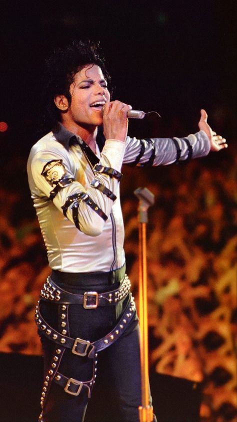 Michael Aesthetic, Michael Jackson Tour, Michael Jackson Bad Tour, Michael Jackson 1988, Mj Bad, Michael Jackson Neverland, Michael Jackson Photoshoot, Michael Jackson Hot, Michael Jackson Bad Era