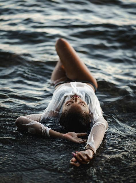 Beach Fashion Photography, Beach Photo Inspiration, Lake Photoshoot, Bouidor Photography, Beach Photo Session, Woman In White, Summer Picture Poses, Beach Model, Water Pictures