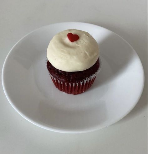 Red Velvet Dessert Aesthetic, Red Cupcakes Aesthetic, Aesthetic Cupcakes Decoration, Cupcake Recipes Aesthetic, Red Velvet Cupcake Aesthetic, Cupcake Decorating Aesthetic, Cupcake Decorating Ideas Aesthetic, Cupcake Inspo Aesthetic, Cupcake Designs Aesthetic