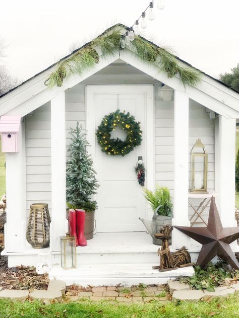 🌟Tante S!fr@ loves this📌🌟Christmas Cozy in the She Shed She Shed Christmas Decorations, Christmas She Shed, Christmas Shed, Simple Winter Decor, Playhouse Diy, Shed Makeover, Storing Christmas Decorations, Christmas House Lights, Christmas Open House