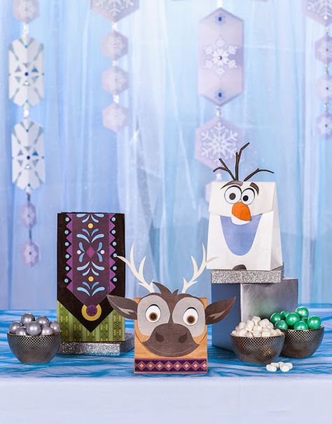 Frozen: Bolsas de Recuerdos para Fiestas para Imprimir Gratis. | Ideas y material gratis para fiestas y celebraciones Oh My Fiesta! Party Goodie Bags, Frozen Party Favors, Frozen Crafts, Frozen Bday Party, Disney Frozen Party, Holiday Party Kids, Frozen Themed Birthday Party, Frozen Theme, Frozen Inspired