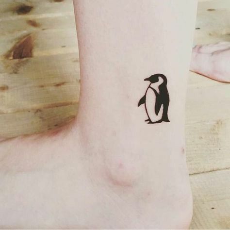 Tattoos Alt, Penguin Tattoos, Sewing Tattoos, Penguin Tattoo, Bestie Tattoo, Christmas Tattoo, Flash Tattoo Designs, Doodle Tattoo, Sun Tattoos