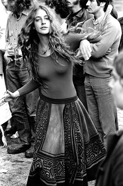 cambridge, massachusetts october 1970 young free spirited lady, dancing in cambridge common Mundo Hippie, Woodstock Hippies, Woodstock 1969, 60s Hippie, Boho Chique, Estilo Hippy, Joan Baez, Joe Cocker, Hippie Chick