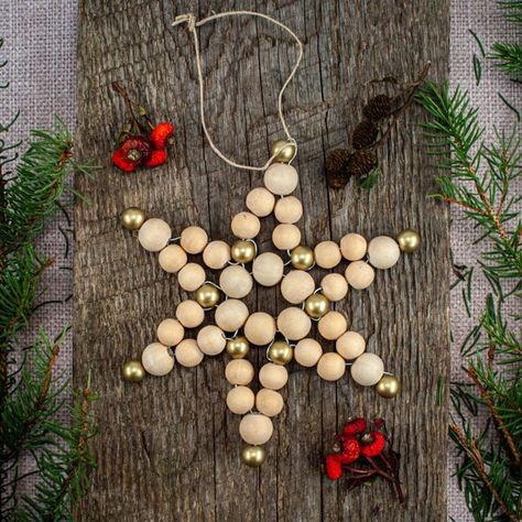 Wood Bead Ornaments, Wood Bead Christmas, Nordic Ornaments, Bead Christmas Tree, Diy Xmas Ornaments, Christmas Minimalist, Beaded Snowflakes Ornament, Bead Ornaments, Boho Scandinavian