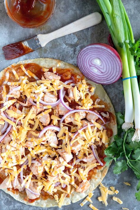 Tortilla Bbq Chicken Pizza, Tortilla Pizza Ideas, Tortilla Shell Pizza, Flour Tortilla Pizza Recipes, Tortilla Pizza Recipes, Bbq Chicken Tortilla, Chicken Tortilla Pizza, Simple Bbq Chicken, Flour Tortilla Pizza