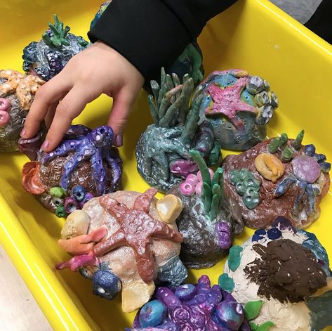 Mini Matisse: Underwater Clay Sculptures Fourth Grade Art, Underwater Sculpture, Elementary Art Rooms, Pottery Lessons, 4th Grade Art, 3rd Grade Art, Classroom Art Projects, Underwater Art, Clay Sculptures