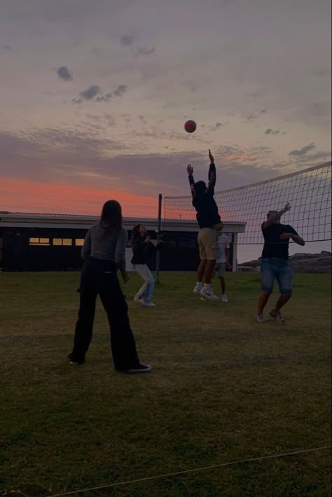 Asethic Volleyball Pictures, Fall Volleyball Aesthetic, Aesthetic Volleyball Pics, Volleyball Aesthetic Dark, Volleyball Sunset Aesthetic, Outdoor Volleyball Aesthetic, Volleyball Asthetic Picture, Vball Pics Aesthetic, Volleyball Aesthetic Preppy