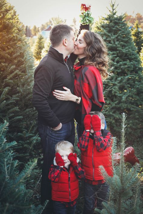 Christmas Tree Farm Family Pictures with family photo outfit ideas perfect for your Christmas card. Red and black buffalo plaid and red Hunter boots. Tree Farm Outfit Ideas, Tree Farm Family Pictures, Christmas Tree Farm Pictures, Farm Family Pictures, Tree Farm Photo Shoot, Christmas Tree Farm Photo Shoot, Family Christmas Pictures Outfits, Christmas Tree Farm Photos, Family Photo Outfits Winter