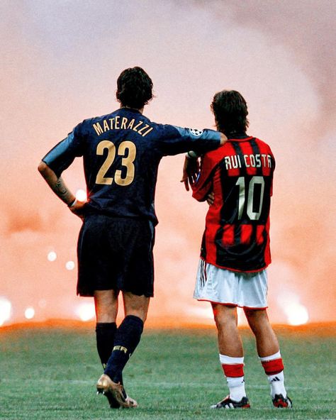 3,950 Me gusta, 9 comentarios - Football (@futboltime) en Instagram: "TODAY, this ɪᴄᴏɴɪᴄ photo turns 16 years old 😨 #derbydellamadonnina #InterMilan #ACMilan #SerieA" Old Football Players, Old Football, Football Players Photos, Football Pictures, Soccer Players, Football Players, Soccer, Football, Instagram