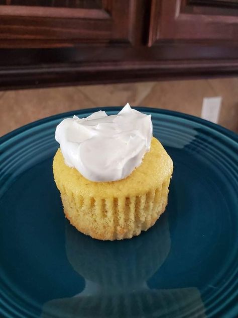 Sugar Free Yellow Cake, Roaster Recipes, Ice Cream Muffins, Frosted Cupcakes, Big Cupcake, Banana Cream Pudding, Sugar Free Cake, Applesauce Cake, Ww Desserts