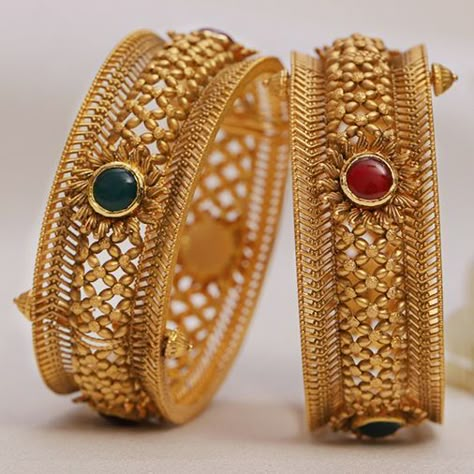 Gold Patla Design, Gold Kada, Solid Gold Bangle, Designer Bangles, Beautiful Bangles, Hand Jewellery, Indian Wedding Jewelry Sets, Delicate Gold Jewelry, Antique Necklaces Design