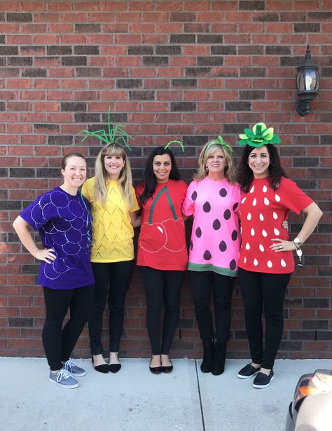 Group fruit costume! Grapes, pineapple, cherry, watermelon, strawberry Fruit Of The Spirit Costume, Watermelon Halloween Costume, Cherry Halloween Costume, Fruit Salad Costume, Fruit Costume Diy, Diy Fruit Costume, Cherry Costume, Grape Costume, Fruit Halloween Costumes