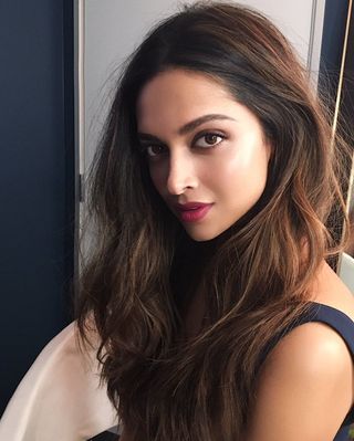 Indian Skin Hair Color, Deepika Padukone Hair Color, Deepika Padukone Hair, Indian Hair Cuts, Indian Hair Color, Hair Color For Brown Skin, Purple Hair Highlights, Dusky Skin, Skin Tone Hair Color