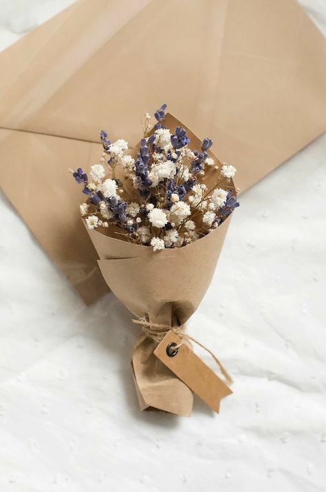 Flower Bouquet Diy, Flower Gift Ideas, Flowers Bouquet Gift, Diy Bouquet, Diy Crafts For Gifts, Dried Flower Bouquet, Bouquet Of Flowers, Dried Flower Arrangements, Brown Paper