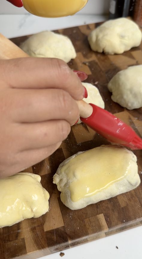 The Best Mini Beef Wellington Bites - Sauced Up! Foods Easy Beef Wellington Recipe Simple, Wellington Bites, Sauced Up Foods, Beef Wellington Bites, Easy Beef Wellington, Individual Beef Wellington, Mini Beef Wellington, Beef Wellington Recipe, Mayo Sauce