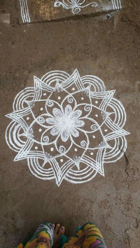 Padma Muggu, Danurmasam Muggulu, Design Muggulu, Simple Rangoli With Dots, Indian Rangoli Designs, Easy Rangoli Designs Videos, Very Easy Rangoli Designs, Rangoli Side Designs, Rangoli Designs Latest