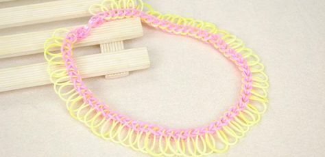 How to Make Fringe Rubber Band Necklace with a Hook - Pandahall.com Make Fringe, Rainbow Loom Bracelets Easy, Loom Necklace, Rubber Band Crafts, Rainbow Loom Creations, Rainbow Loom Designs, Winter Diy Crafts, Band Necklace, Rubber Band Bracelet